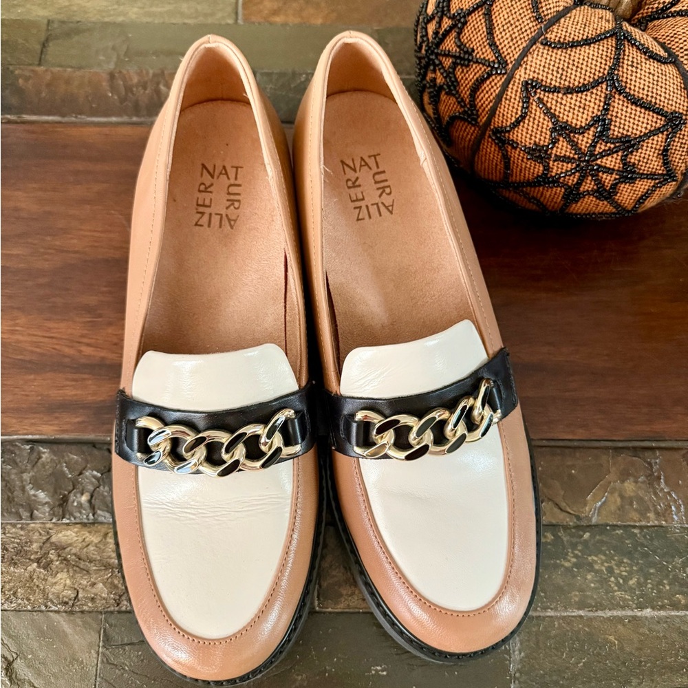 Naturalizer Women's Cream and Black Chain Loafers